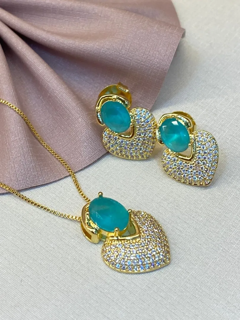 Conjunto de colar e brincos em coração cravejado com pedra turquesa