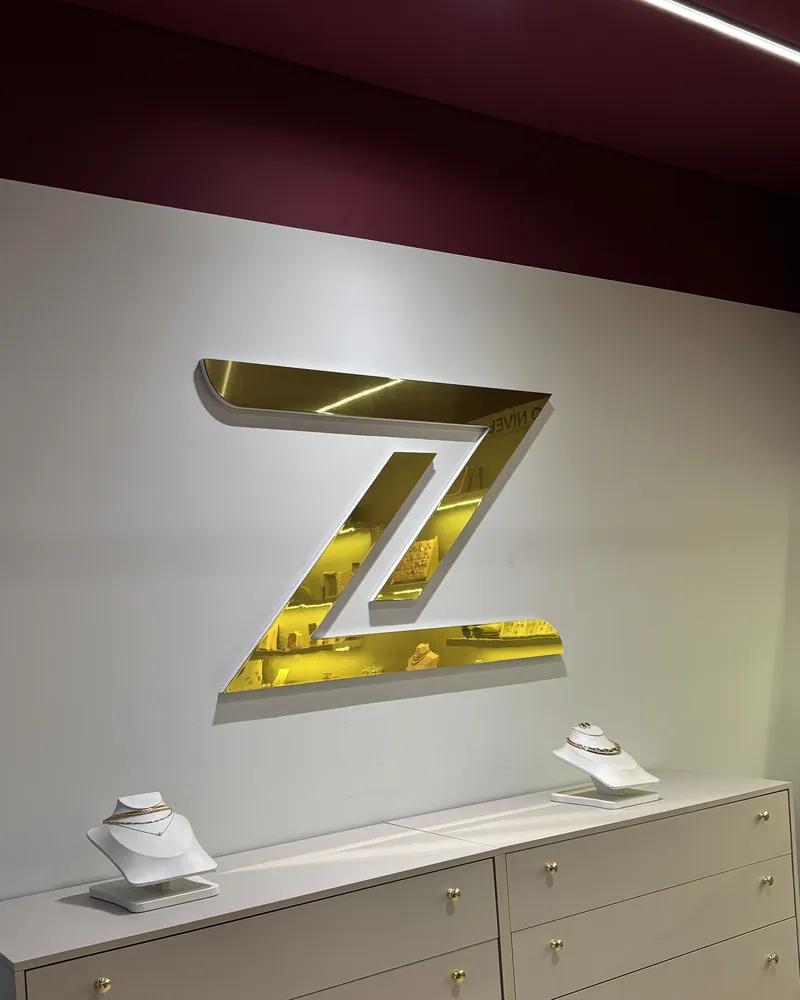 Espaço exclusivo da revendedora na loja ZAVORA, com o monograma Z dourado na parede