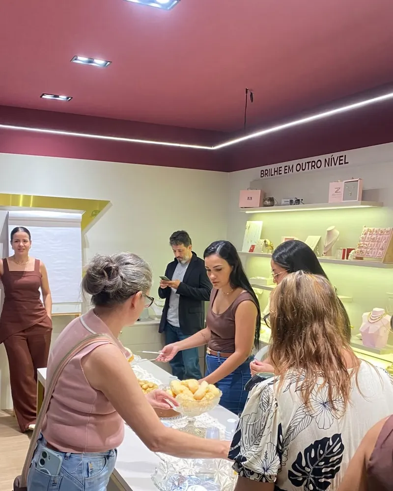 Revendedoras reunidas no café de encontro da ZAVORA